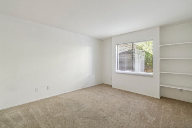 Building Photo - 1745 Los Feliz Dr
