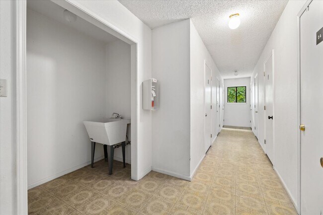 Building Photo - Bright & Updated 2 Bed Rental – Move-In Re...