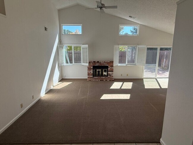 Building Photo - 512 Toyon Pl