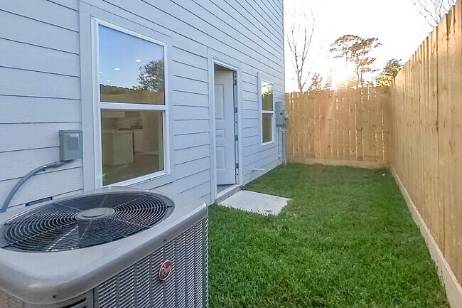 Building Photo - 2832 Mansfield St