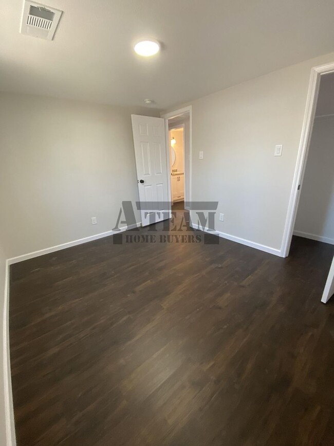 Building Photo - Fully Remodeled 2 Bedroom 1 Bathroom in To...