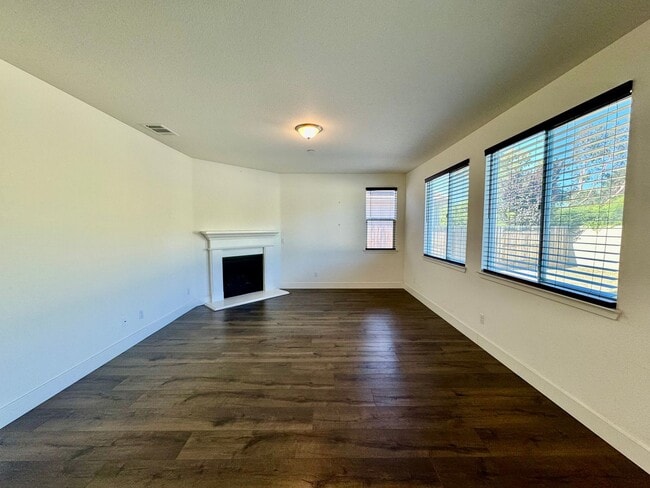 Building Photo - 5 Bedroom 3 Bath Home with Pool, pool and ...