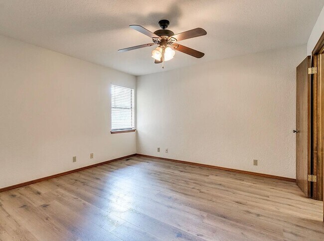 Building Photo - Beautiful 3bed/2bath Townhome Available in Westside Norman!!