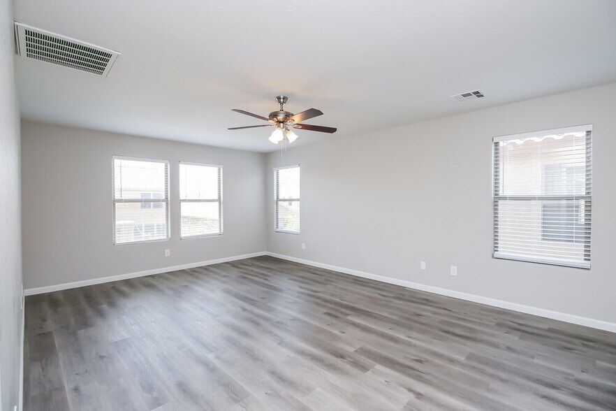 Building Photo - 4515 E Oxford Ln
