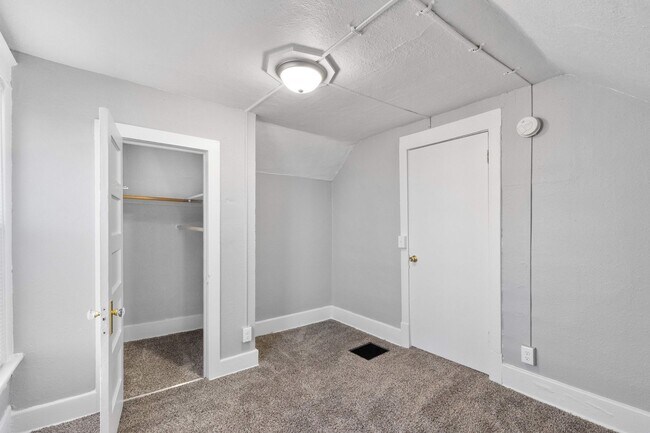 Building Photo - Don't Miss Out On This Amazing 3 bed 1 1/2...