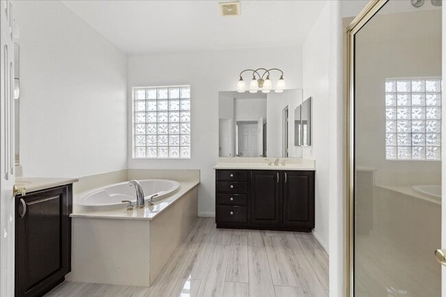Building Photo - Coming Soon: 3 Bd, 3 Bth, Entertainer's Ki...