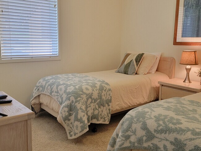 Building Photo - 6901 Robin Ct