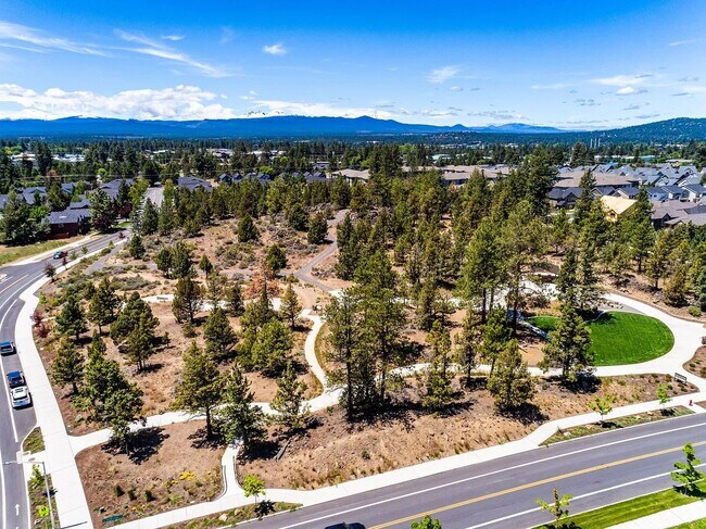 Building Photo - Gorgeous home in SE Bend with pool access ...