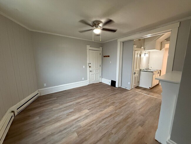 Building Photo - Charming Lower Unit 1 Bedroom with Gourmet Kitchen
