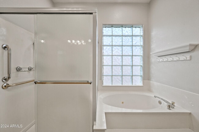 Building Photo - 6520 W Robin Ln