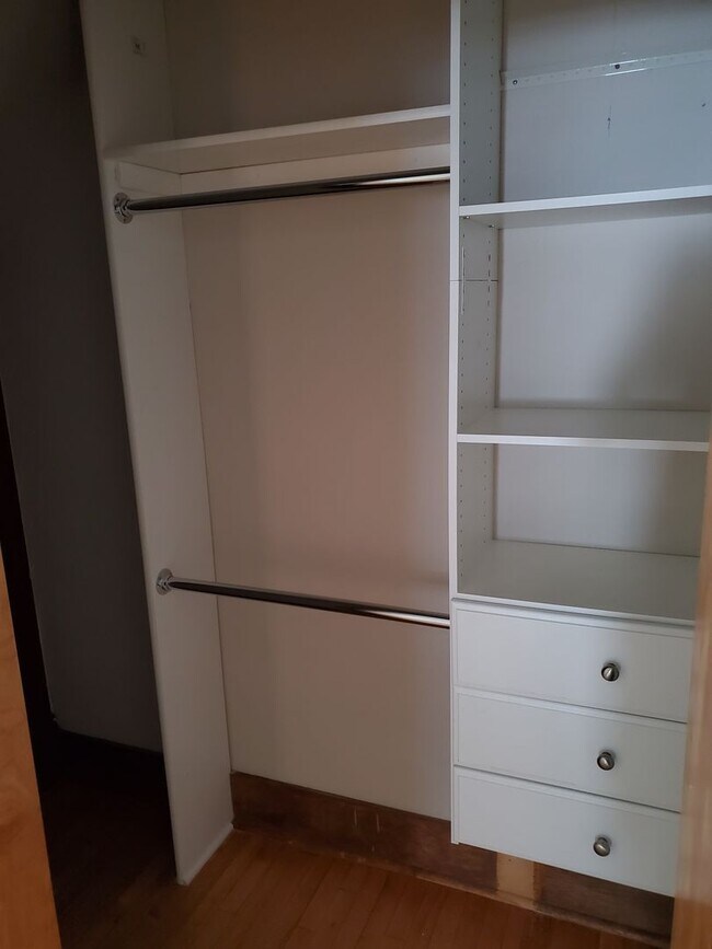 Building Photo - Updated 2 Bedroom + Den House in Downtown Madison!