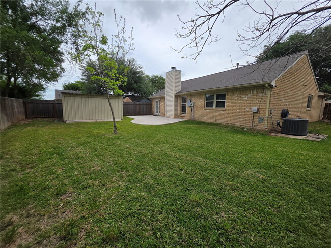 Building Photo - East Heatherock Circle, Sugar Land, TX 77479 - 3 BR 2 BA single-family home