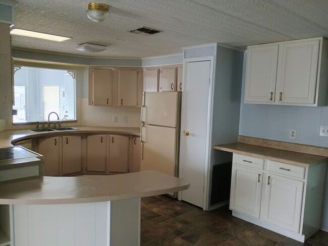 Building Photo - 2 Bedroom 2 bathroom