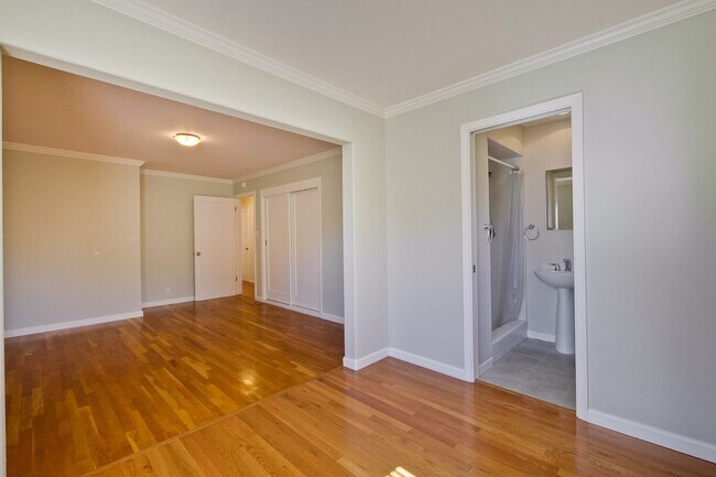 Building Photo - Awesome Home Located in a Quiet Tree Line ...