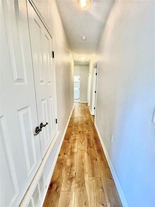 Building Photo - Spacious 4 Bed, 2.5 Bath. Perfect size and...