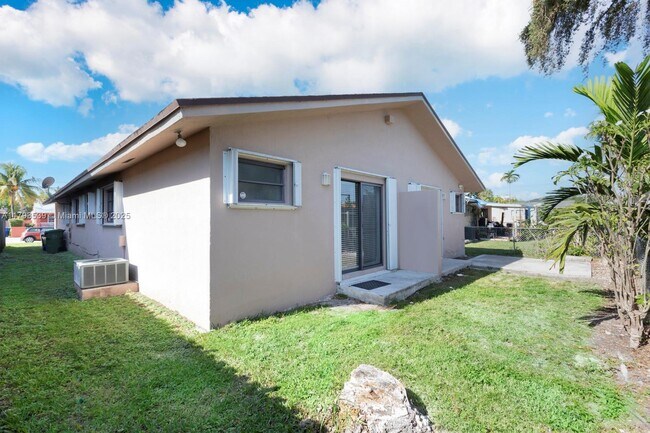 Building Photo - 2733 SW 31st Pl
