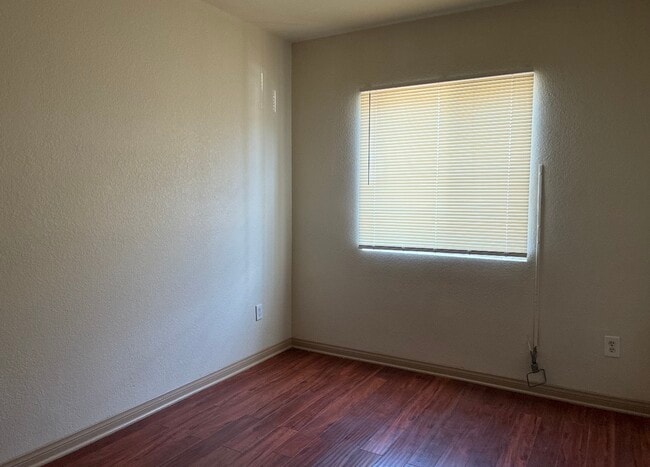 Building Photo - 4264 S Menlo Ave