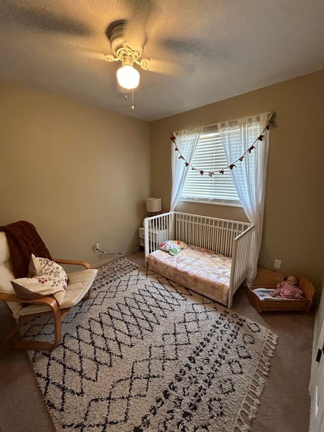 Building Photo - Utilities & Internet Included! 4 Bed 2.5 B...