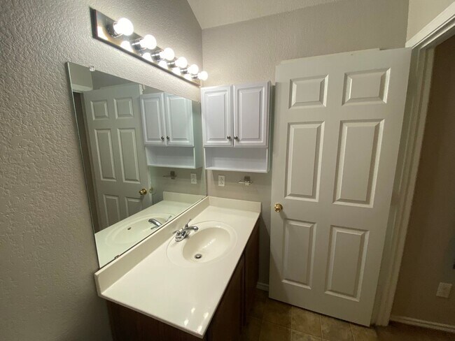 Building Photo - 3/2 Single Story ~ Conveniently located to...