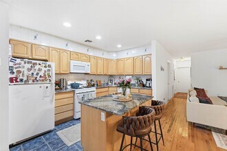 Building Photo - 62 Monroe St