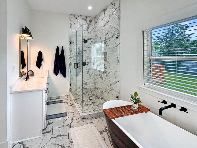Building Photo - Newer Construction Meets Historic Cooper Young Charm • 5bd / 3ba