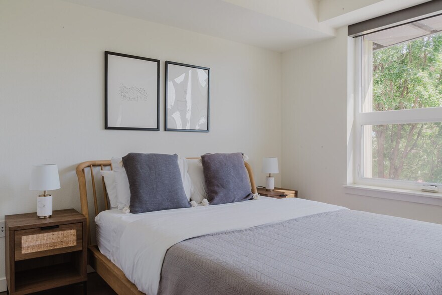 Building Photo - 330 3rd Ave W