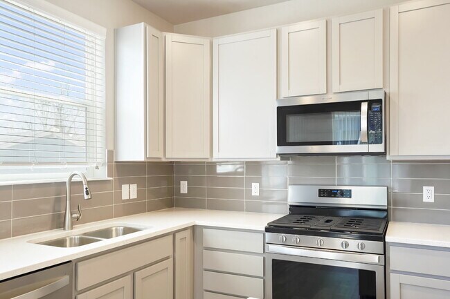 Building Photo - Spacious 3 Bed, 2.5 Bath Townhome in Prime Lakewood Location - Solar