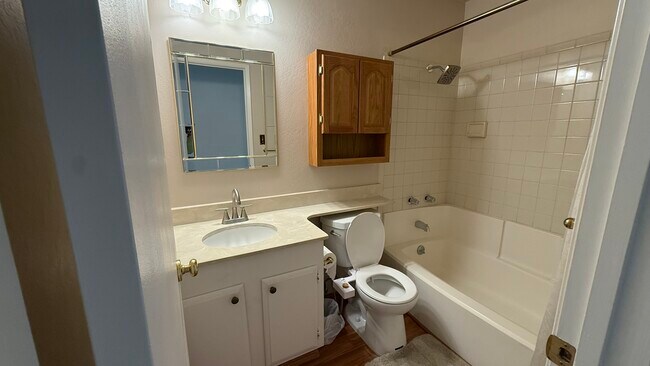Building Photo - 672 Swallow Dr