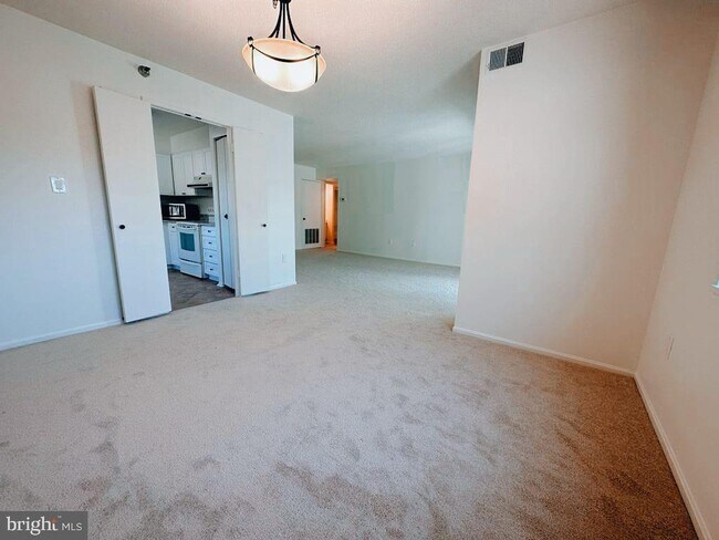 Building Photo - 15100 Interlachen Dr