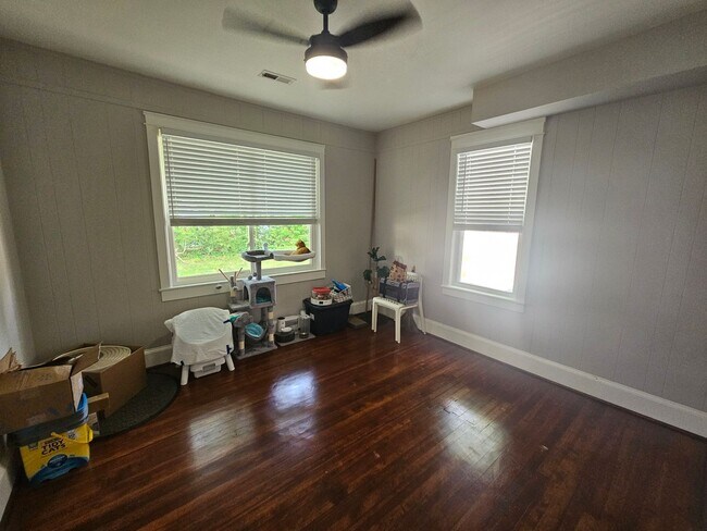 Building Photo - 3000 Peronne Ave