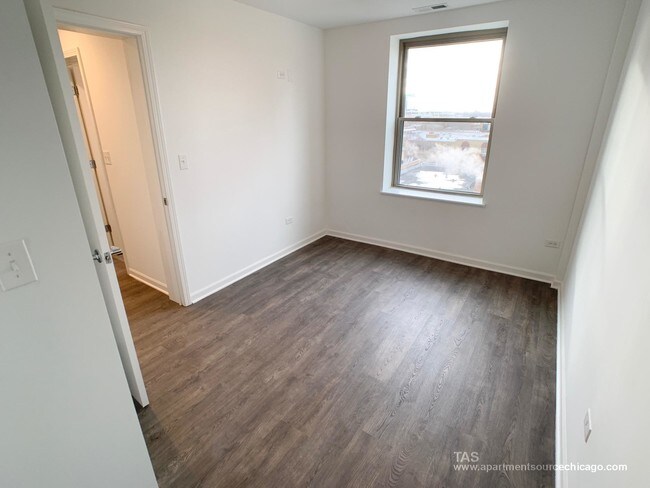 Building Photo - 940 W Winona St