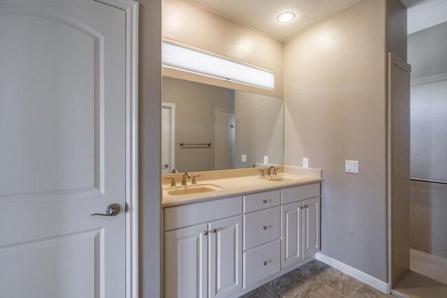 Building Photo - Bright & Beautiful 2 Bedroom Home in Sun R...