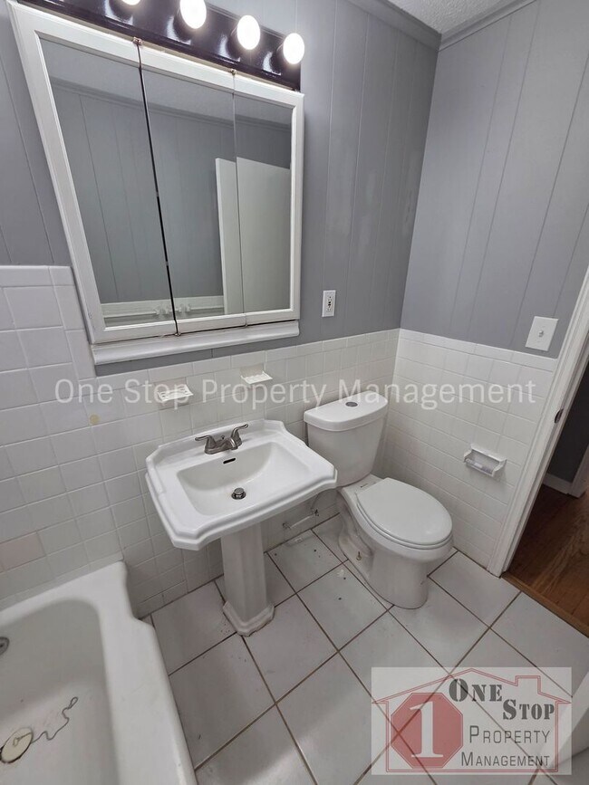 Building Photo - Beautiful 3 Bedroom 2 Bathroom in Kansas City