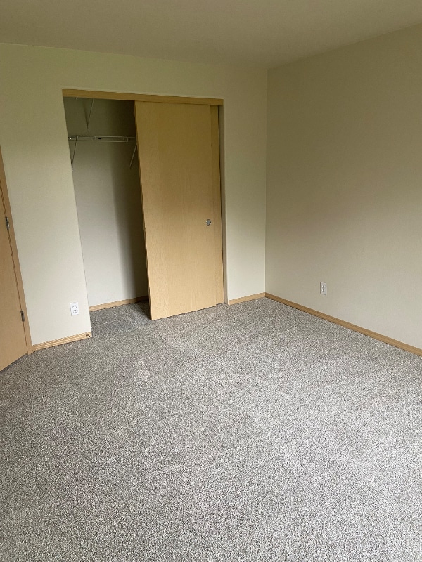 Building Photo - 250 40th Ct