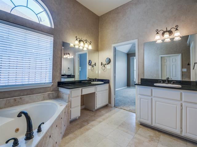 Building Photo - 6428 Glenhollow Dr