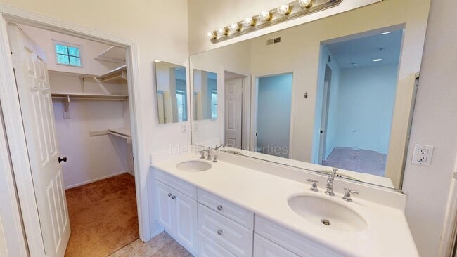 Building Photo - Amazing 2 Bedroom/2.5 Bathroom