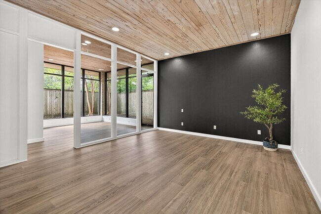 Building Photo - 147 Valley Dr