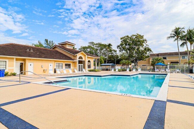 Building Photo - 450 Palm Cir W