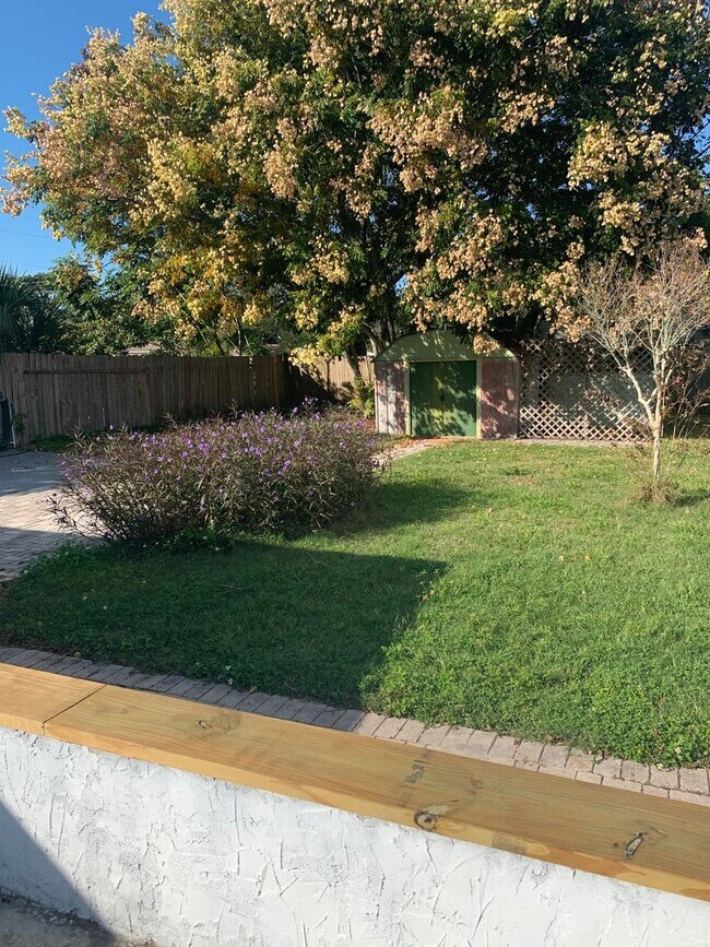 Building Photo - 3 bedroom 1 bath recently refurbished  wit...