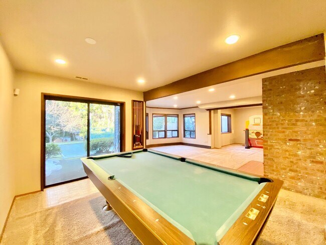 Building Photo - Spacious Somerset Home on a Large Flat Lot