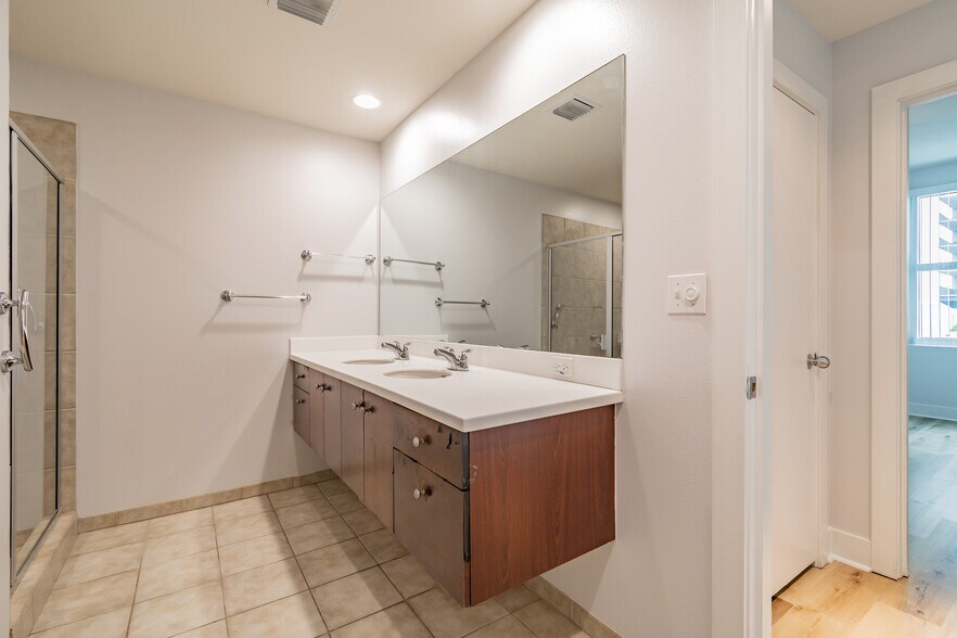 Bathroom - 1120 E Kennedy Blvd