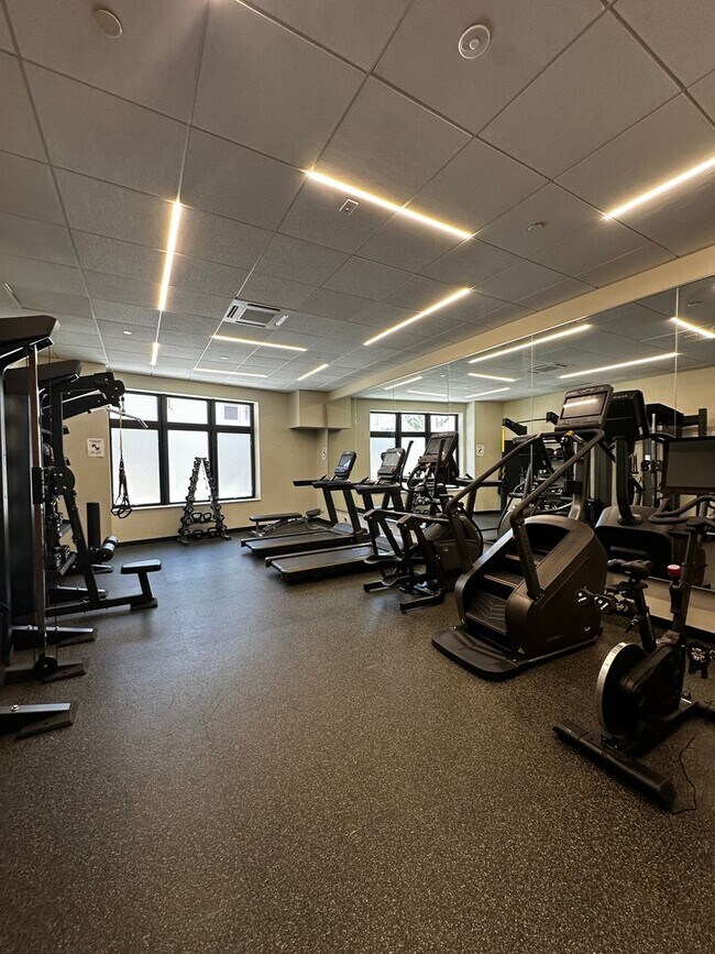 Building Photo - Spacious 2 Bed, 2 Bath Luxury Condo with Downtown Boston Views