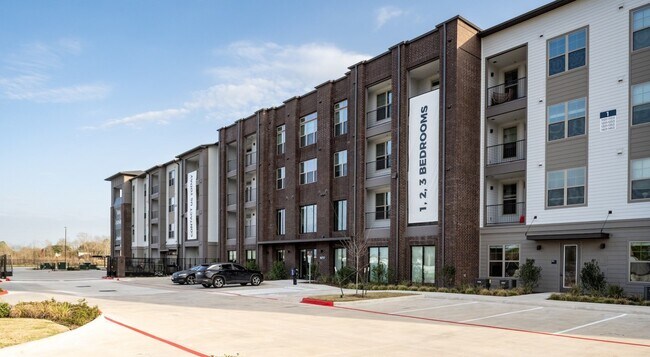 Building Photo - 16717 Westpark Dr