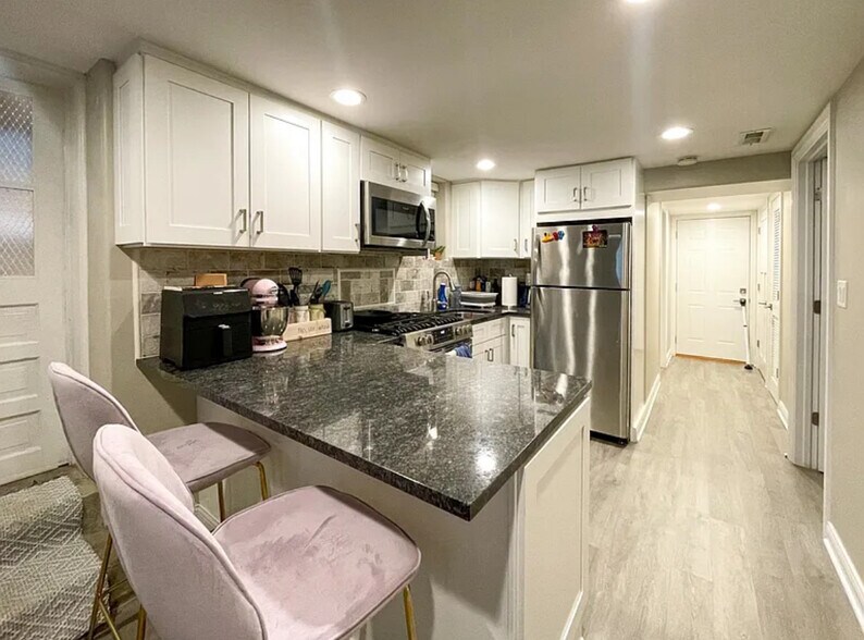 Primary Photo - 2730 N Wilton Ave