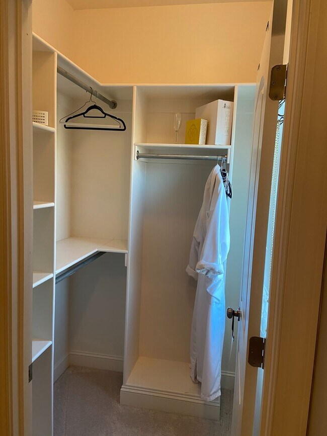 Building Photo - 4BR/4.5BA Furnished Townhome For Rent