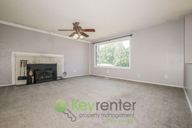 Building Photo - Des Moines 3 Bed Gem with Hot Tub and Spacious Layout