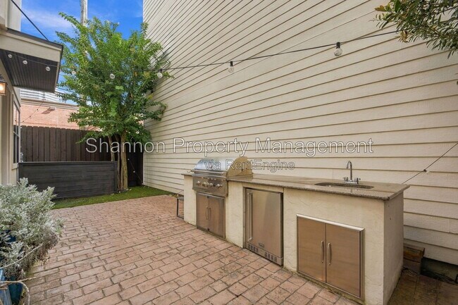 Building Photo - 1108 Peveto St