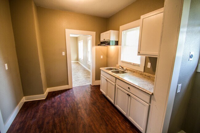 Building Photo - Amazing Home Near Downtown