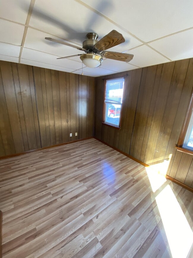 Building Photo - 908 Fallowfield Ave