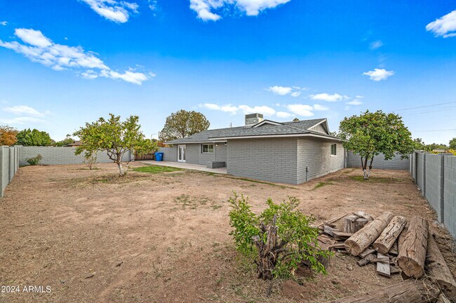 Building Photo - 4812 W Greenway Rd